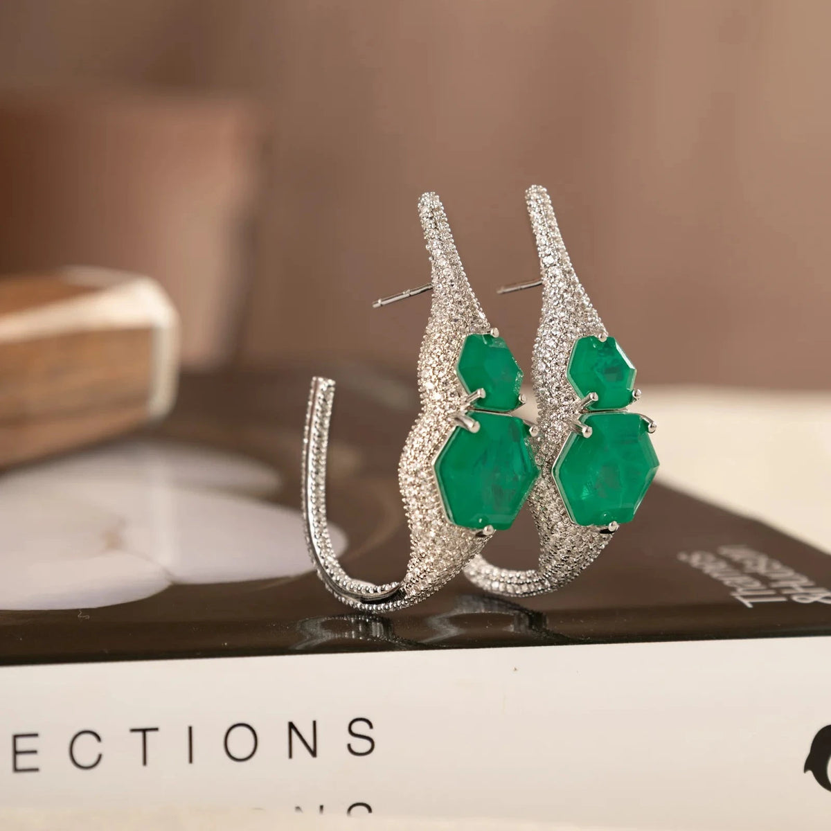 Curved Earring with Colombian Emerald Fusion and White Cubic Zirconia - White Rhodium Plated